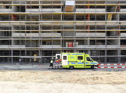 Accident: Une chargeuse tombe d’un toit