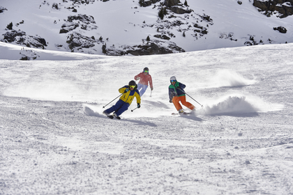 Schneesport: alles über Risiken, Fitness und Ausrüstung