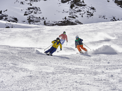 Schneesport: alles über Risiken, Fitness und Ausrüstung