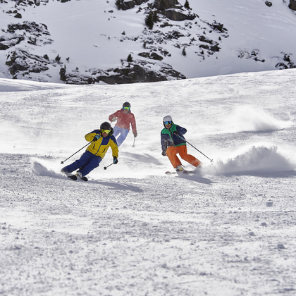 Schneesport: alles über Risiken, Fitness und Ausrüstung