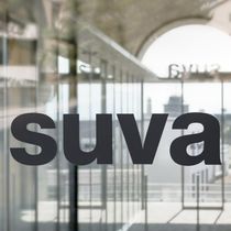 Logo Suva à l'entrée principale de Fluhmatt