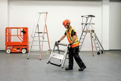 Lavoro sicuro con scale portatili e sgabelli a gradini