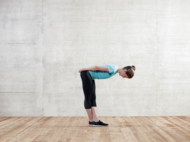 Position initiale pour l’exercice d’étirement de la musculature de l’arrière des cuisses.