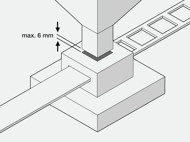 Ein Stempel bewegt sich in Richtung einer zu bearbeitenden Fläche. Dazwischen befindet sich ein offener Spalt maximal 6 mm.
