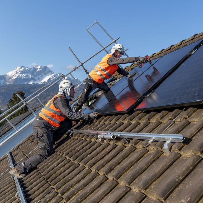Montage von Solarpanels auf einem Steildach.