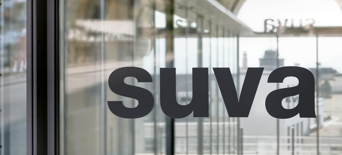 Suva Logo am Haupteingang Fluhmatt