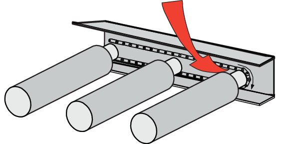 Die seitliche Befestigung der Rollen einer Rollbahn ist zu sehen. Ein roter Pfeil zeigt die Stelle, an der Körperteile oder Kleidungsstücke von der sich drehenden Rolle erfasst werden können. 