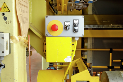 Commande à action maintenue des commandes de machines