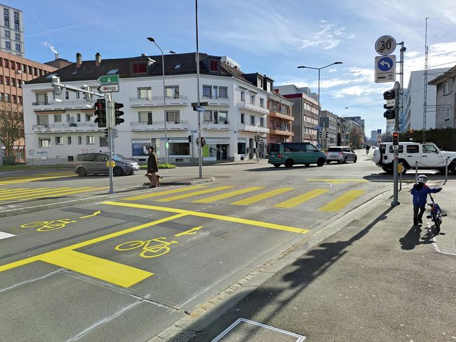 Der Aufstell- bzw. Wartebereich für Velofahrerinnen und Velofahrer vor Ampeln an grossen Kreuzungen ist auch als Velosack bekannt