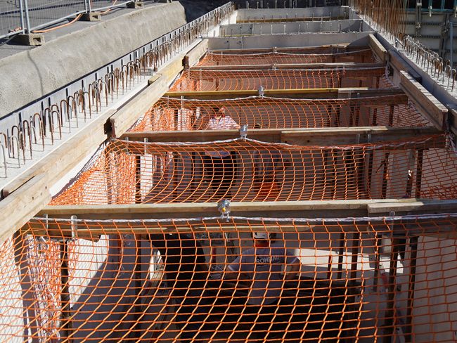 Cette photo montre un filet antichute pour la protection contre les chutes lors de travaux de coffrage de dalles.