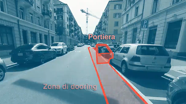 Il video spiega come evitare di essere colpiti dall’apertura delle portiere delle auto