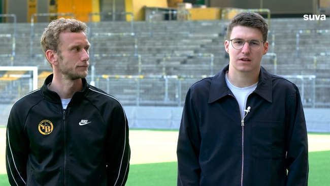 Es zeigt zwei Personen, Lustenberger und Wieland, im Interview im Stadium.