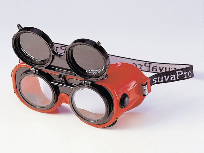 Lunettes de protection de soudeur couvrant toute la zone des yeux. Elles sont munies de verres rabattables, de couleur sombre, et portent le marquage des normes correspondantes.