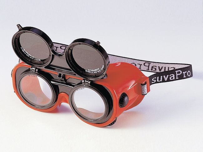 Schweissschutzbrille, die die gesamte Augenpartie abdeckt. Sie besitzt aufklappbare, dunkel gefärbte Lichtschutzgläser mit der Normen-Kennzeichnung.