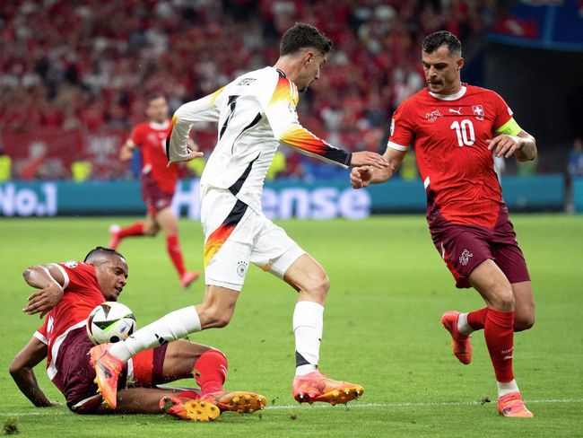 Schweiz - Deutschland, Manuel Akanji (SUI) und Granit Xhaka (SUI) gegen Kai Havertz (GER) (Claudio Thoma