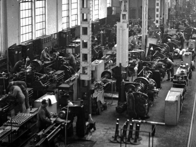 Uhrenfabrik im Jura, 1934, Fotograf Paul Senn.JPG