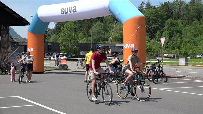 Die Einfahrt zum Velo-Corner der Suva am slowUp wird von einem rot-blau-weissen aufblasbaren Suva-Torbogen markiert.