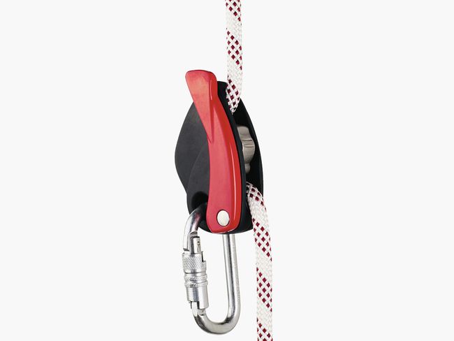 Un antichute mobile est fixé sur une corde. Un levier permet de le détacher et de régler ainsi sa hauteur. Un mousqueton y est suspendu.