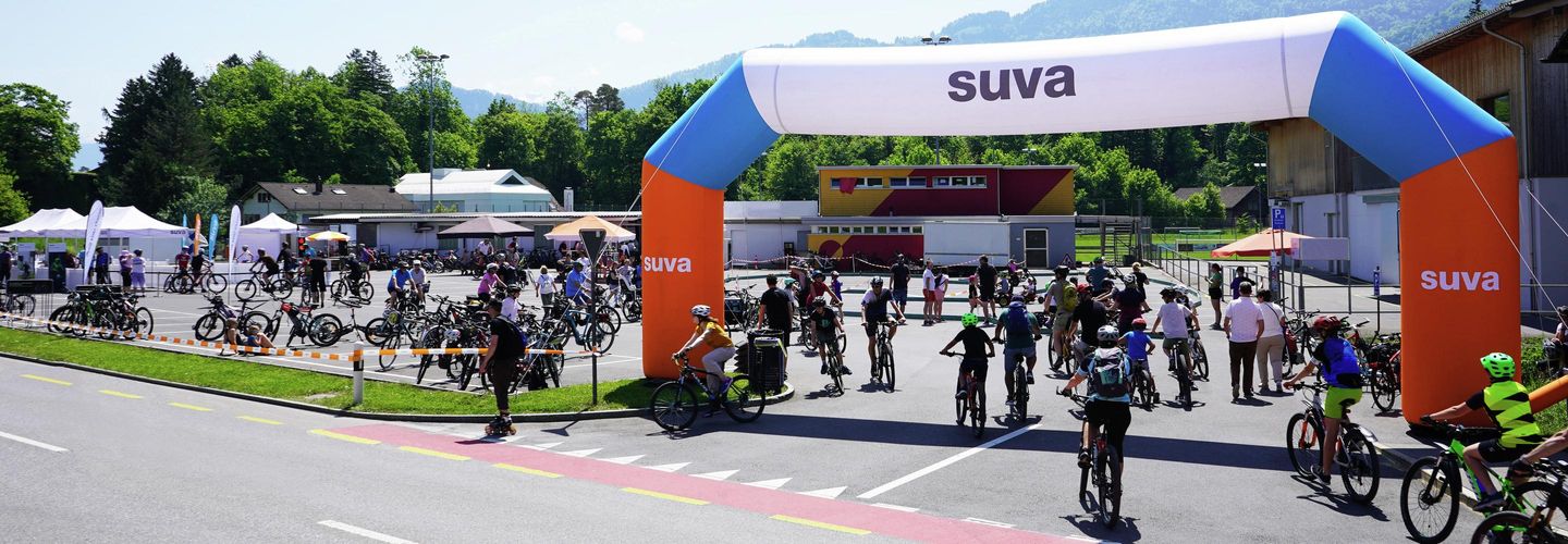 L’entrée du Velo-Corner de la Suva au slowUp est marqué par l’arche gonflable orange-bleu-blanc de la Suva.