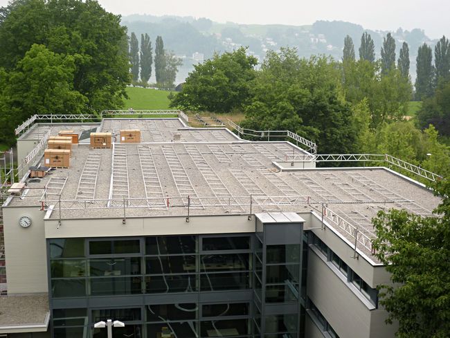 Temporärer Seitenschutz auf einem Flachdach