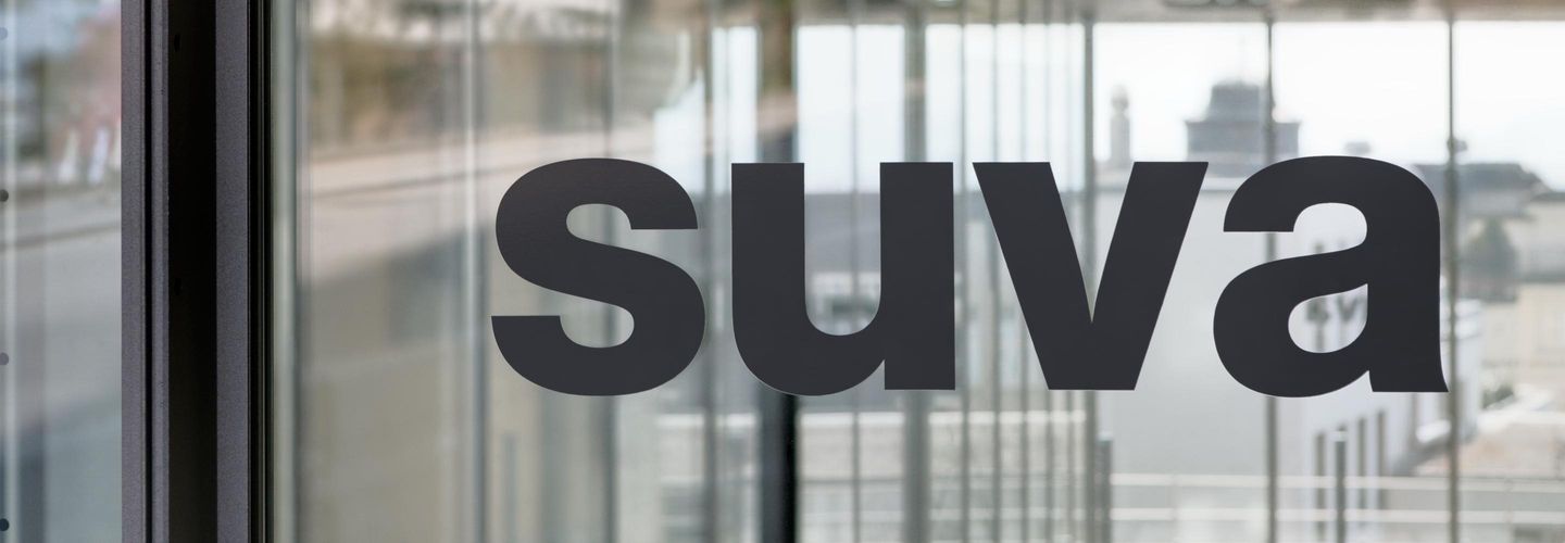 Suva Logo am Haupteingang Fluhmatt