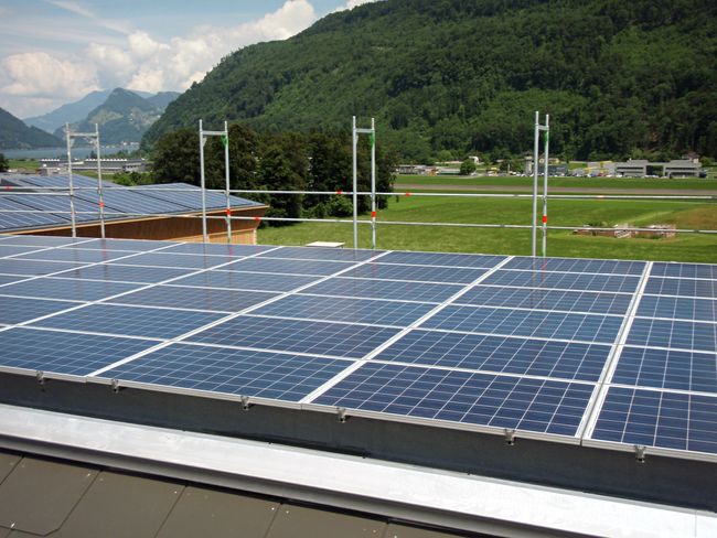 montage sûr d’une installation solaire avec échafaudage de façade.