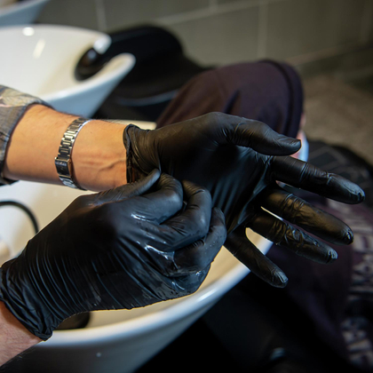 Arguments en faveur du port de gants au salon de coiffure