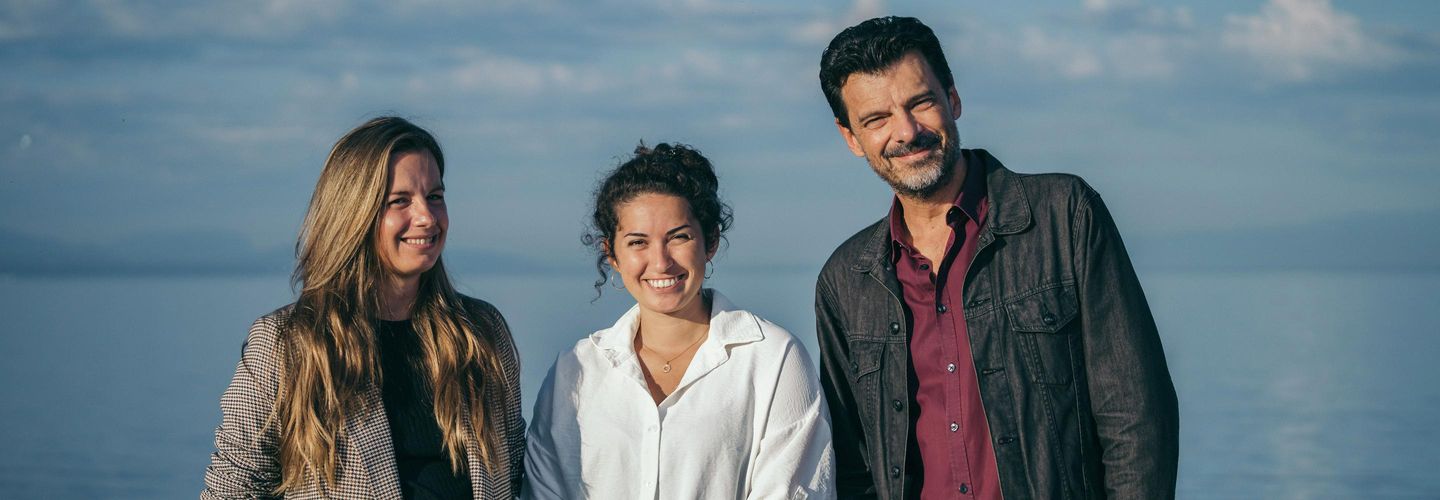 Arditë Shabani et Olivier Paul, lauréats du Grand Prix entourent Lorène Mesot, lauréate du Prix Coup de cœur. 