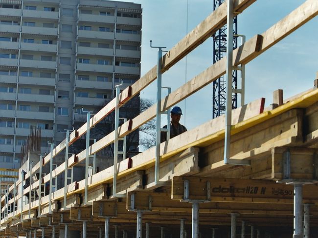 Dieses Foto zeit den dreiteiligen Seitenschutz auf der Baustelle.