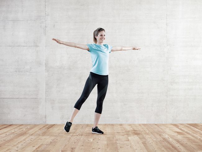 Pour augmenter l’intensité de l’exercice d’équilibre, tendez les deux bras vers le haut puis le bas.