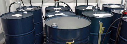 recipienti vuoti di colore blu installati in un locale: prevenire le esplosioni.