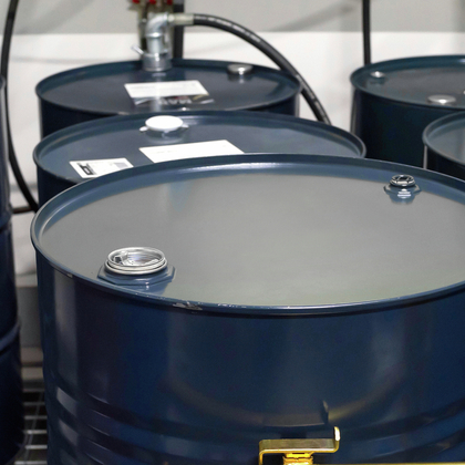 blaue leere Behälter stehen in einem Raum: Explosionen verhindern.