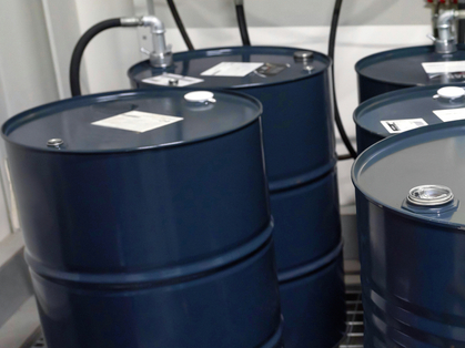 blaue leere Behälter stehen in einem Raum: Explosionen verhindern.