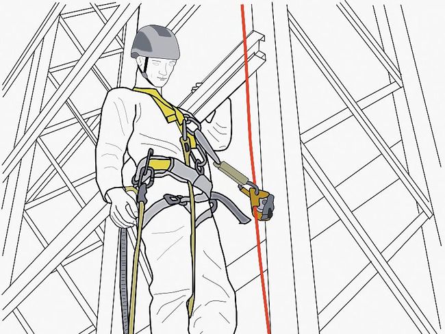 Ein Arbeiter steht auf der Sprosse eines Mastes. Er trägt ein Absturzset an seinem Körper. Dieses ist an einem Auffanggerät befestigt, das an einem vertikal hängenden Halteseil mitläuft.