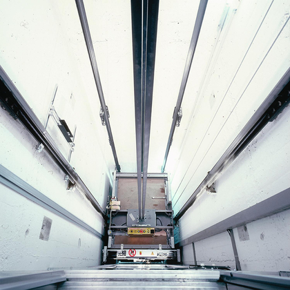 Exemple d’accident: une cabine d’ascenseur et le monteur qui l’entretient sont précipités dans le vide