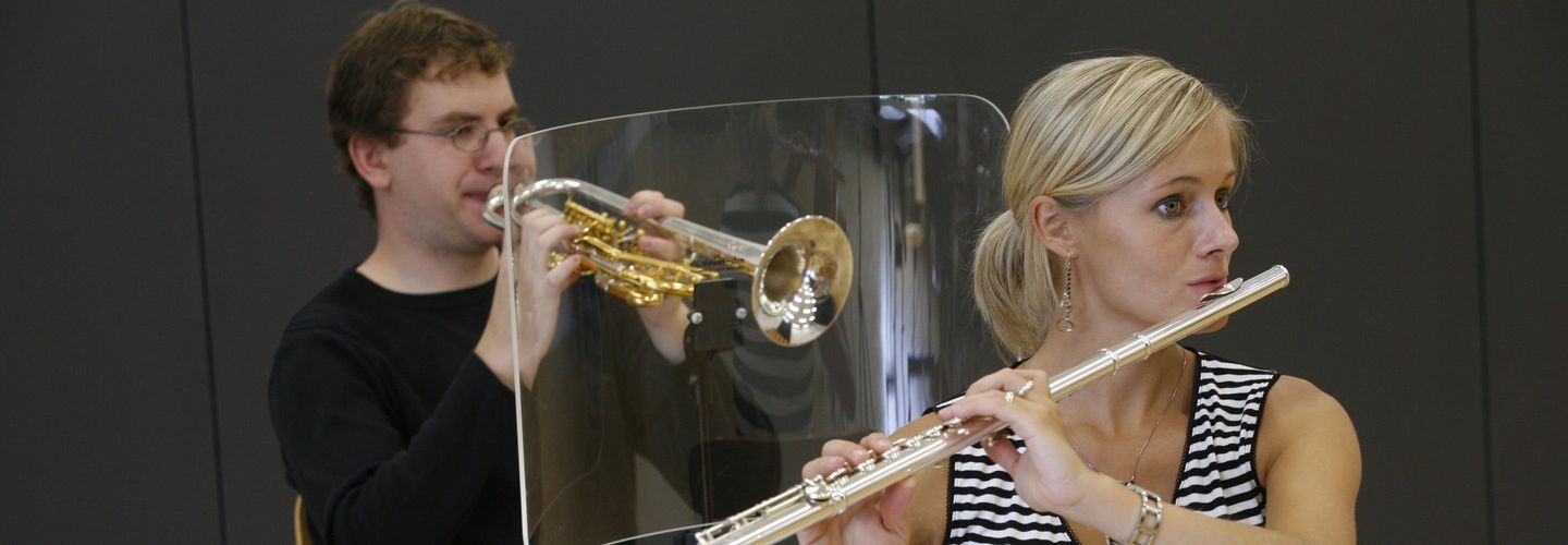 Gehoerschutz fuer Orchestermusiker: Elias Heigold und Isabelle Ulrich spielen © Hanspeter Baertschi Pressefotograf