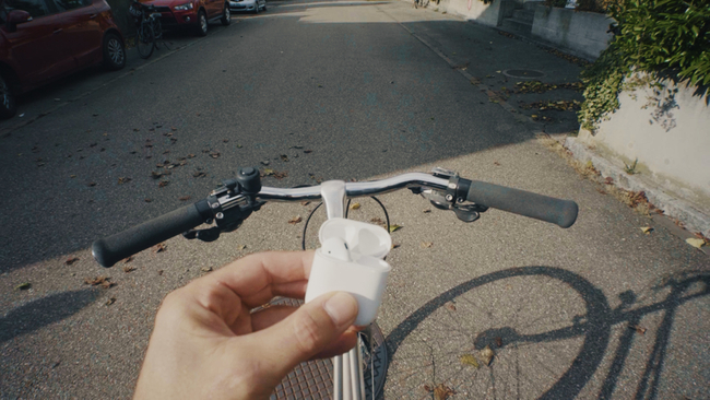 La vidéo est prise du point de vue d’un cycliste. Il met ses écouteurs.