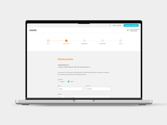 Interfaccia utente del portale mySuva su laptop e smartphone per l'inserimento della persona di contatto per il servizio di test dell'udito online; fase del processo di registrazione per definire la persona di contatto per il test dell'udito - con campi per l'inserimento del nome e del numero di telefono.