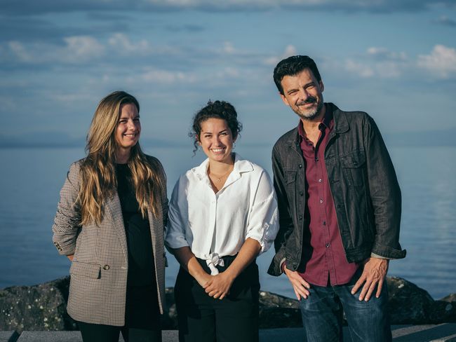 Arditë Shabani et Olivier Paul, lauréats du Grand Prix entourent Lorène Mesot, lauréate du Prix Coup de cœur. 