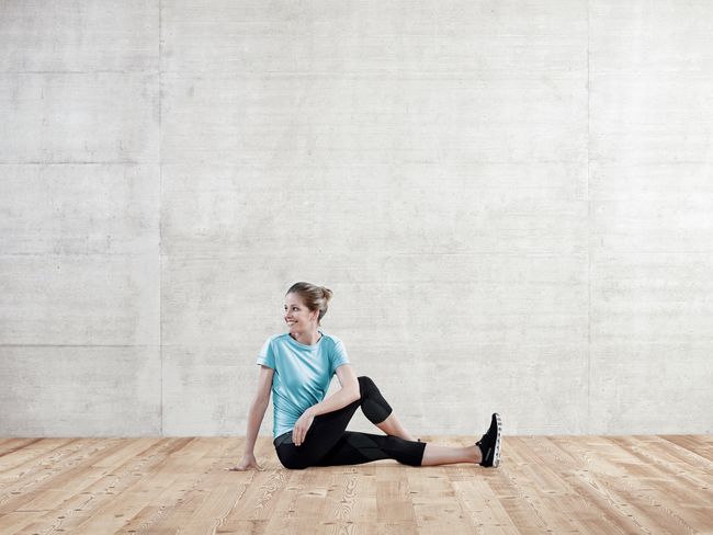 Exercice au sol pour l’étirement des muscles fessiers latéraux.