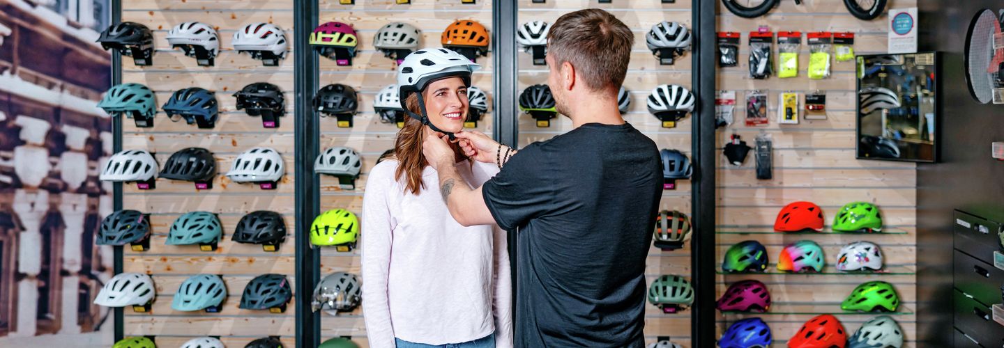 Velohelm richtig tragen, auch auf kurzen Strecken