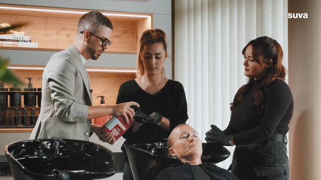 Ilirjana und Neomi testen gemeinsam mit Starcoiffeur Martin Dürrenmatt Nitrilhandschuhe.