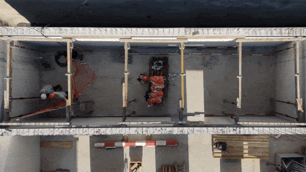 Dieses Gif zeigt ein Auffangnetz zur Absturzsicherung bei Deckenschalungsarbeiten.