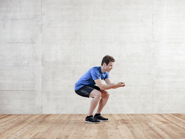 L'esercizio per rinforzare i muscoli della coscia si esegue nella posizione di discesa.