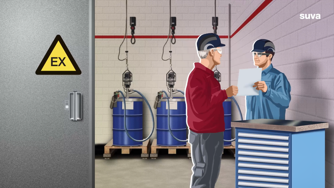 Illustration: Zwei Arbeiter bei einer Besprechung in einem Raum. Im Hintergrund stehen Fässer, an der Tür links ist ein Warnzeichen für Explosionsgefahr angebracht.