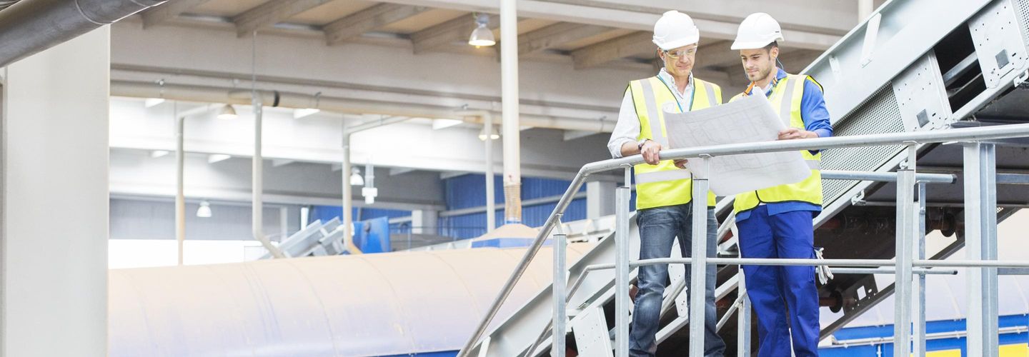 Concept De Réparation Enfant Porter Un Casque Sur Le Chantier De