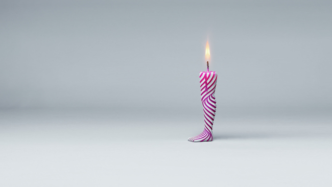 La copertina del video mostra una candelina di compleanno a strisce bianche e rosse a forma di gamba