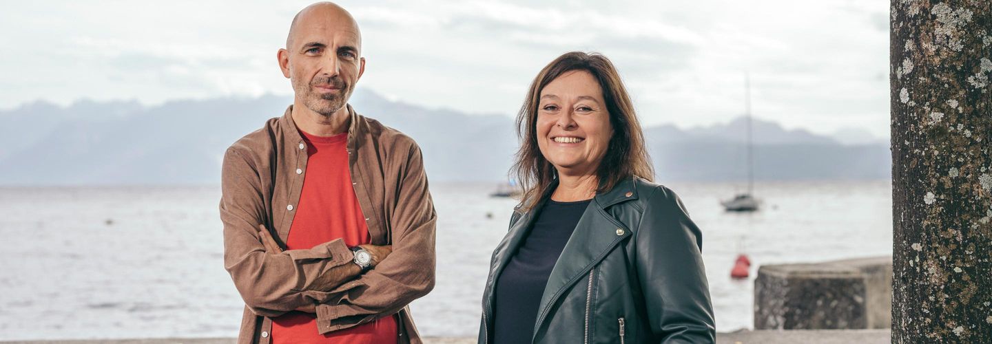 Arditë Shabani et Olivier Paul, lauréats du Grand Prix entourent Lorène Mesot, lauréate du Prix Coup de cœur. 