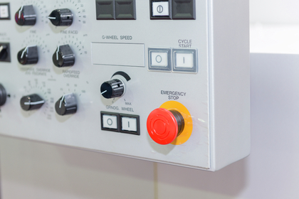 Bouton de marche et d’arrêt sur les commandes de machines