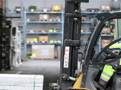 Charger et lever en sécurité avec des chariots élévateurs (engins de manutention)